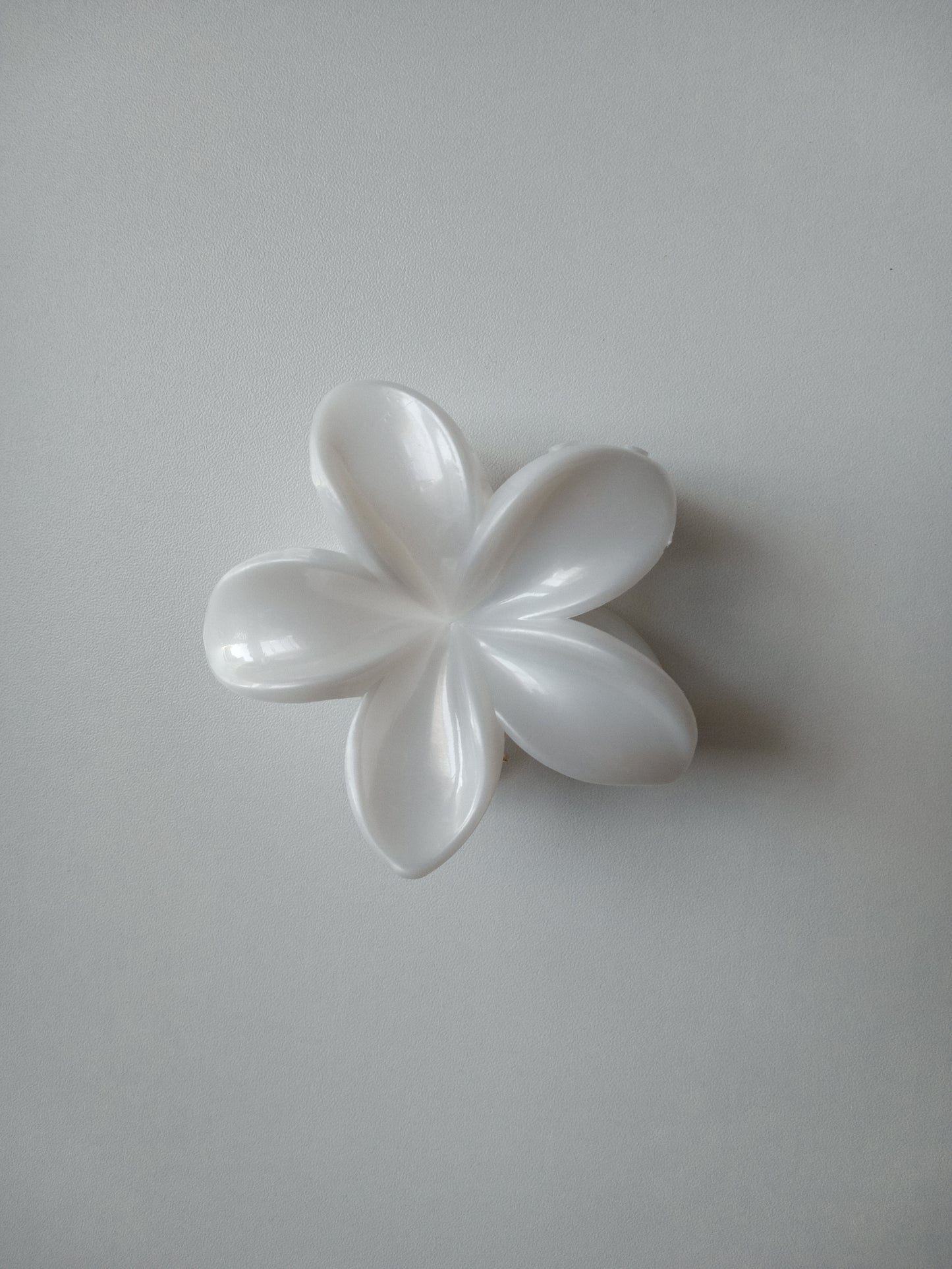Pince à cheveux floral blanc nacré